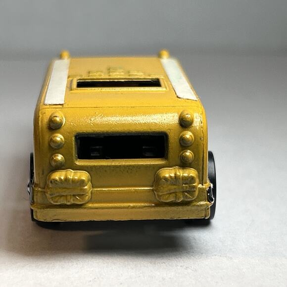 Hot Wheels Redline 1970 S’Cool Bus Yellow Near Mint w/ Button Heavyweights - Picture 10 of 16